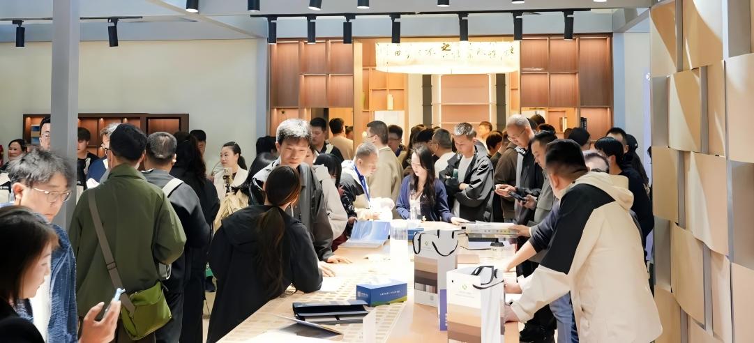 閃耀啟幕！新港仿生精板×中國建博會（上海）首日盛況！